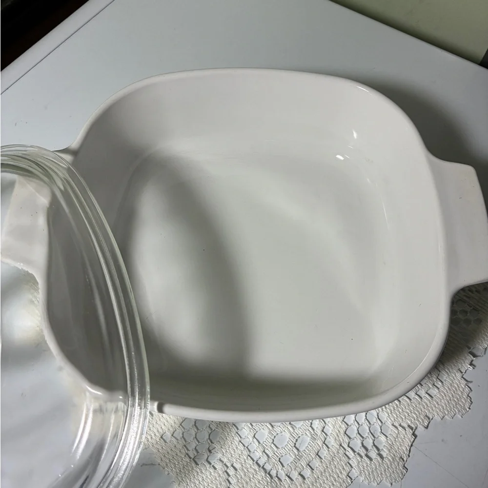 Corningware White Casserole with Blue Floral Motif and Glass Lid 2 qt - Picture 4 of 8